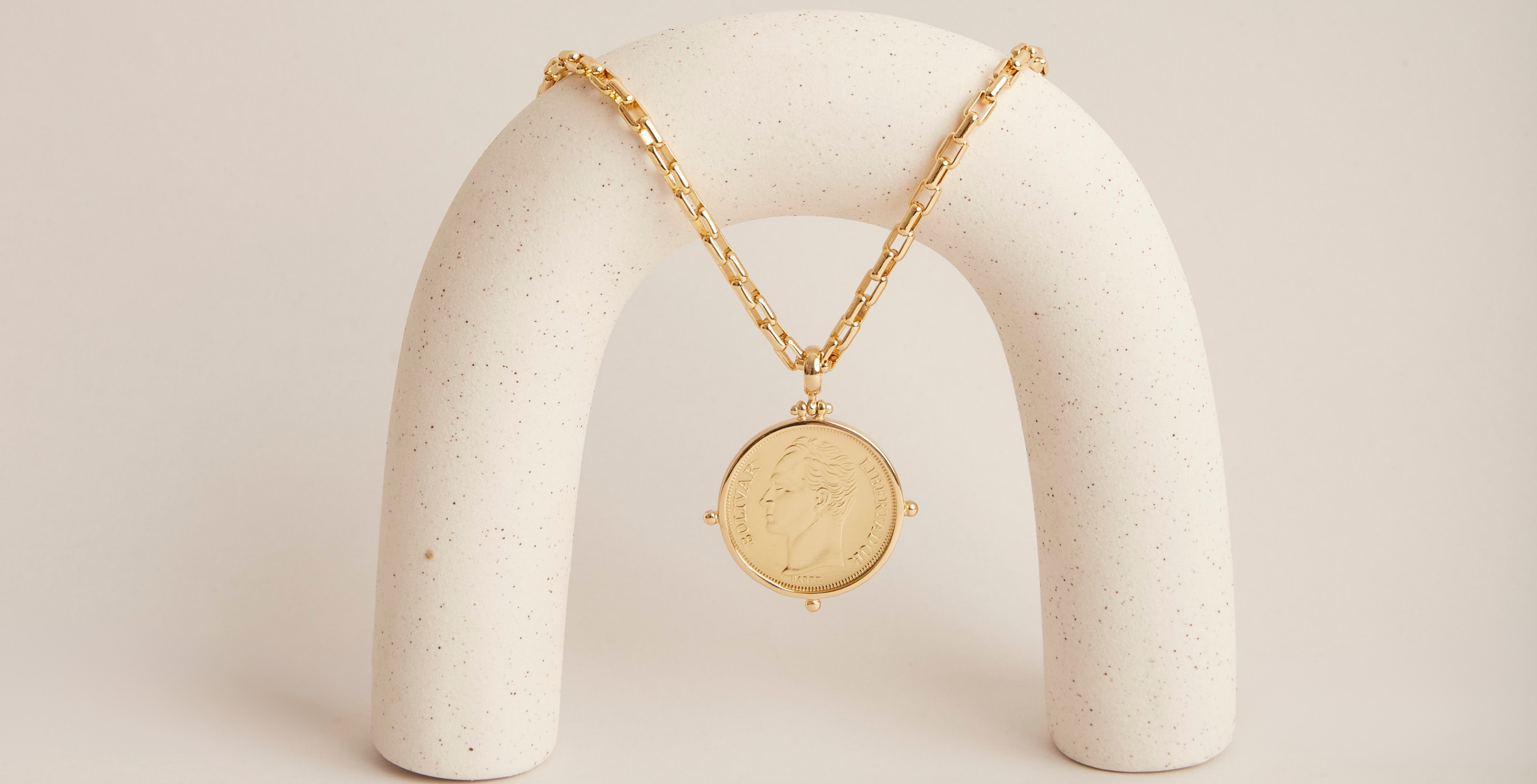 PENDANTS & CHAINS