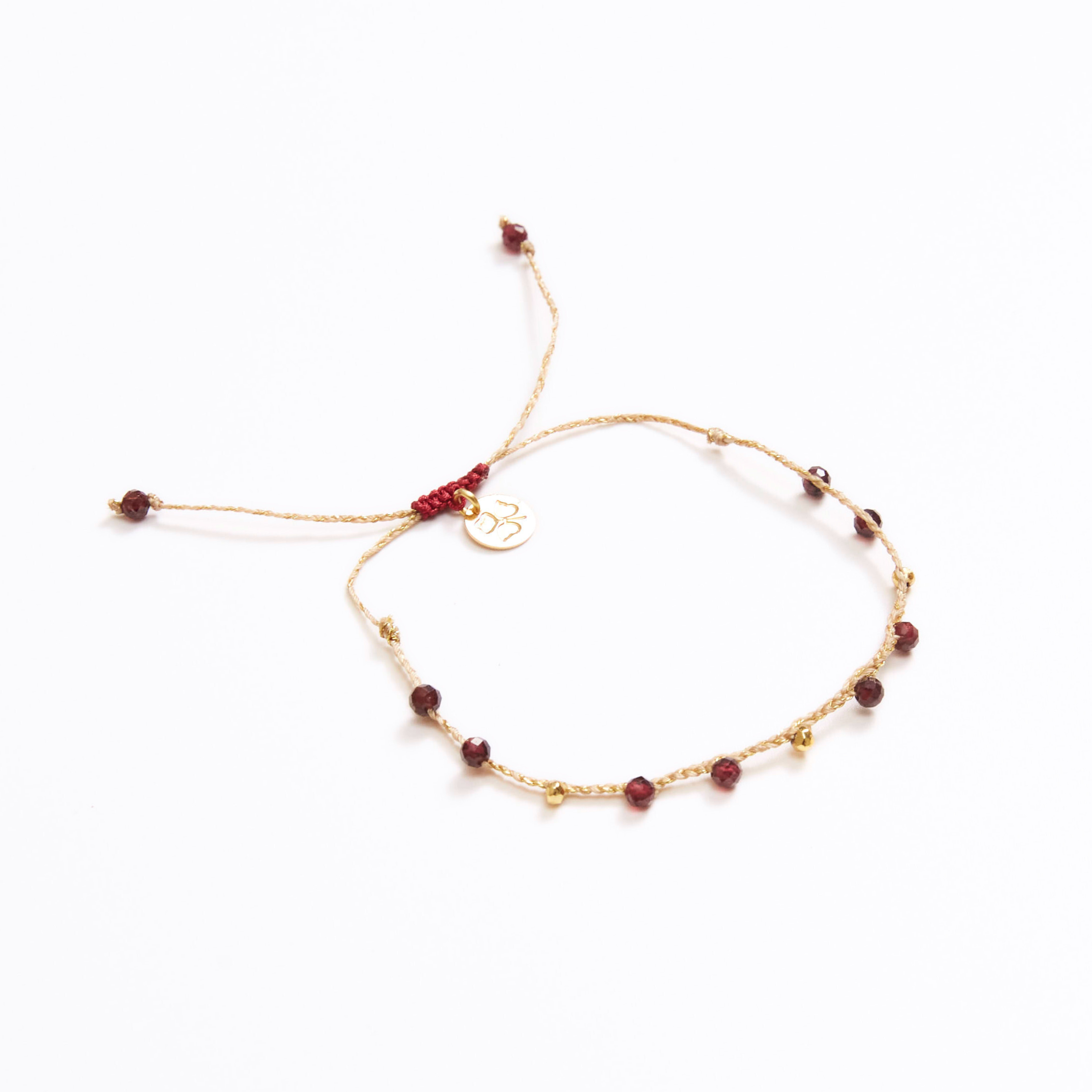 Pulsera cumpleanos color Granate, joyería artesanal hecha a mano en Perú