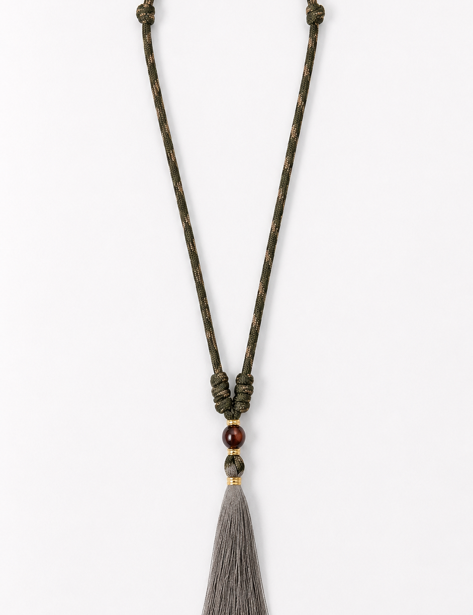 Collar Tassel Waska color Verde Oliva, joyería artesanal hecha a mano en Perú