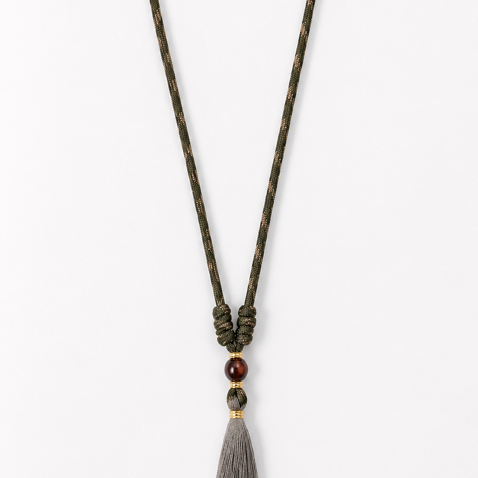 Collar Tassel Waska color Verde Oliva, joyería artesanal hecha a mano en Perú