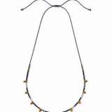 Gargantilla Ashy color azul, joyería artesanal hecha a mano en Perú