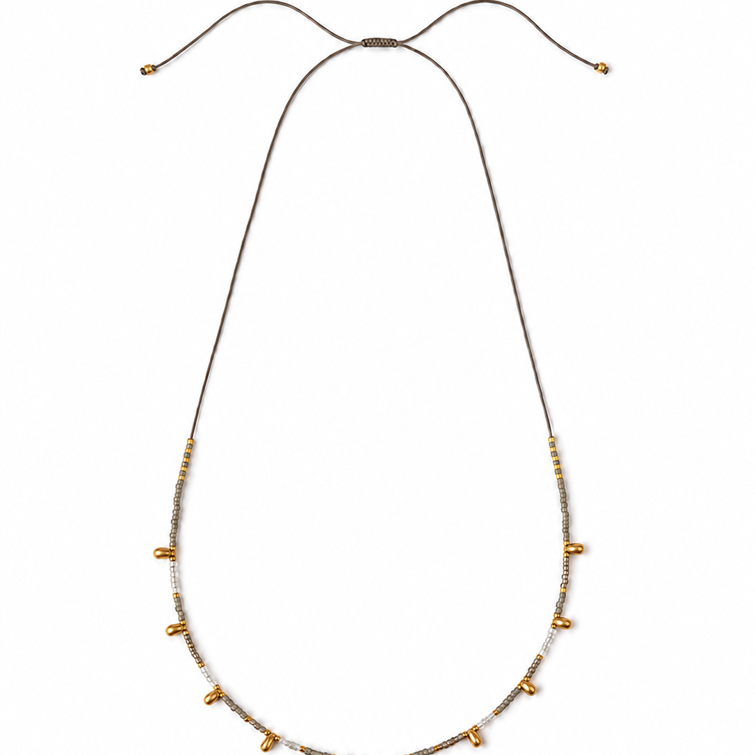 Gargantilla Ashy color gris, joyería artesanal hecha a mano en Perú