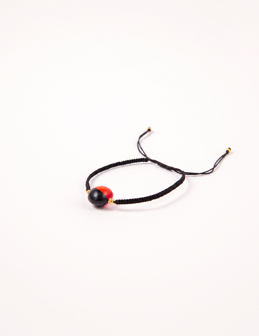 Pulsera Peonia color Negra, joyería artesanal hecha a mano en Perú