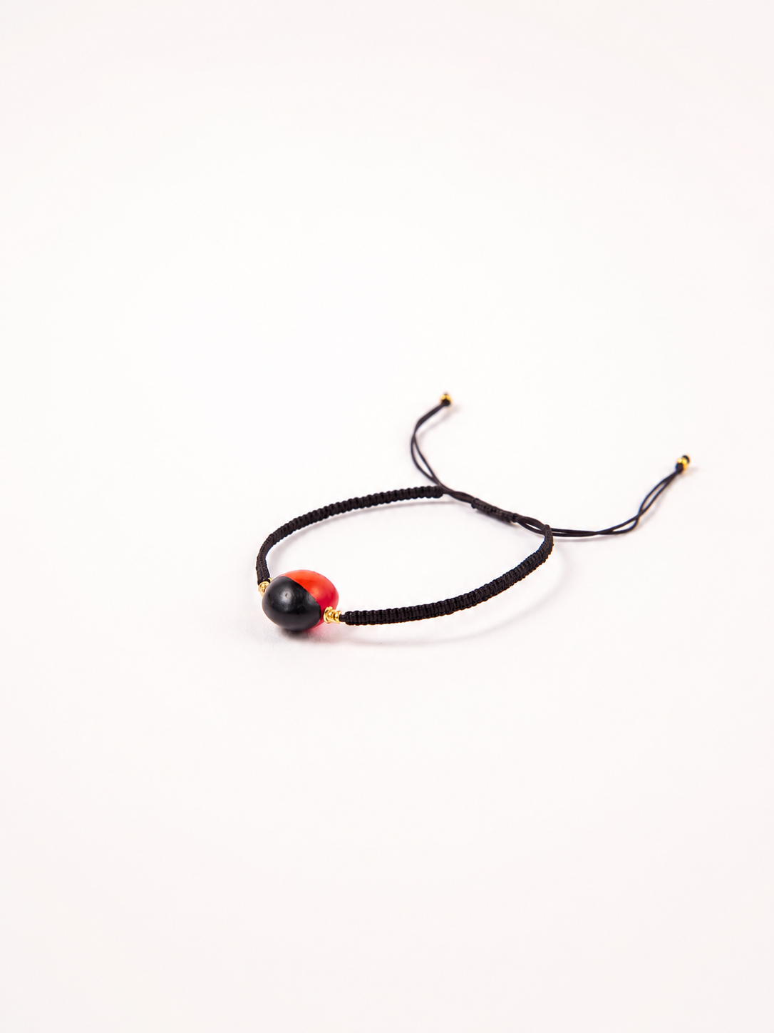 Pulsera Peonia color Negra, joyería artesanal hecha a mano en Perú